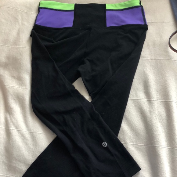 Cropped Reversible Lululemon Leggings - Picture 2 of 5